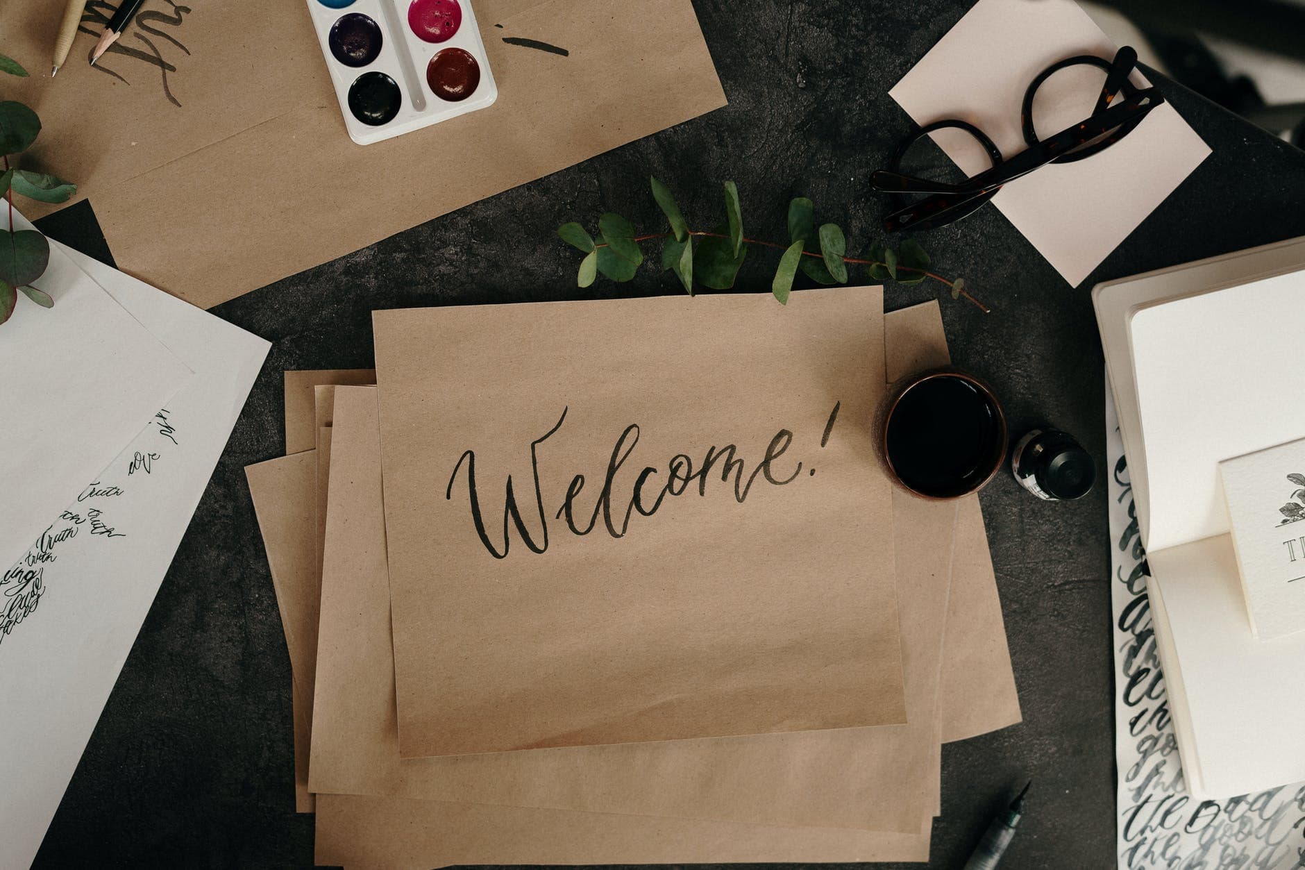 19 Must-Have Items in a New Hire Welcome Kit (2025)