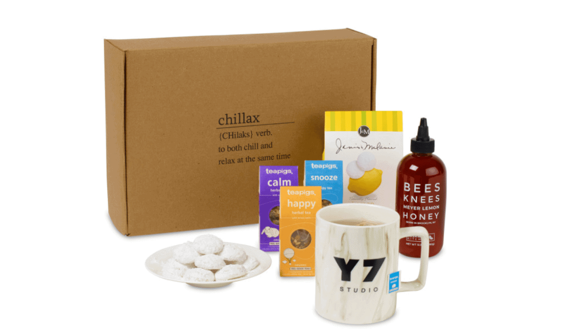 15 Items to Put in a Christmas Gift Basket & Special Types